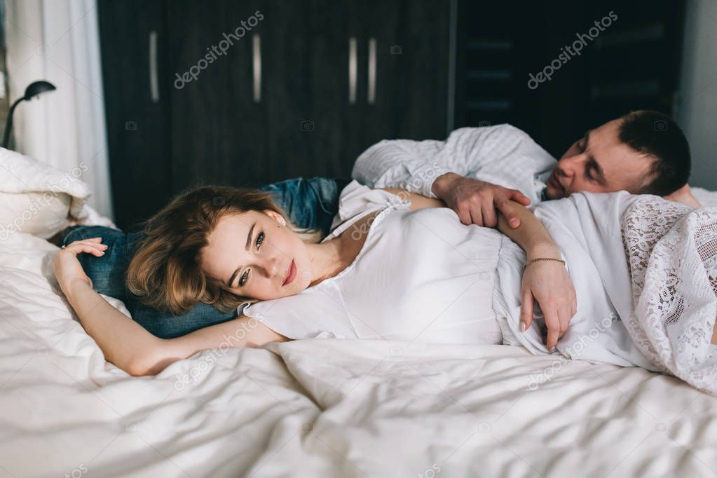 Liebespaar im bett schwarz weiß