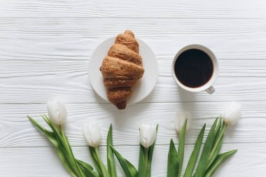 Lale kruvasan ve kahve