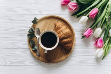 kahve ve kruvasan ile Lale