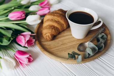kahve ve kruvasan ile Lale