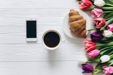 kahve ve telefon ile çiçek