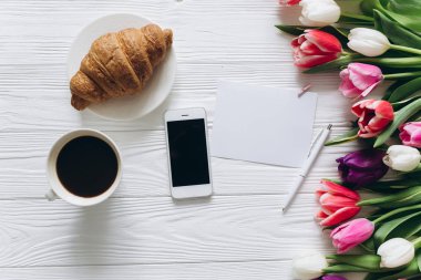 kruvasan ve telefon ile çiçek