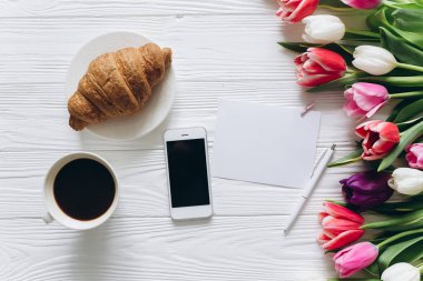 kruvasan ve telefon ile çiçek