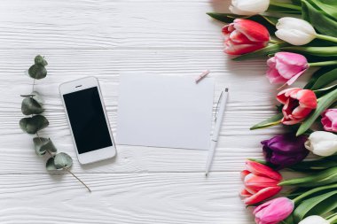 çiçek ile telefon ve kart