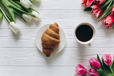 sıcak kahve ile Lale