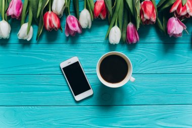 kahve ve telefon ile çiçek