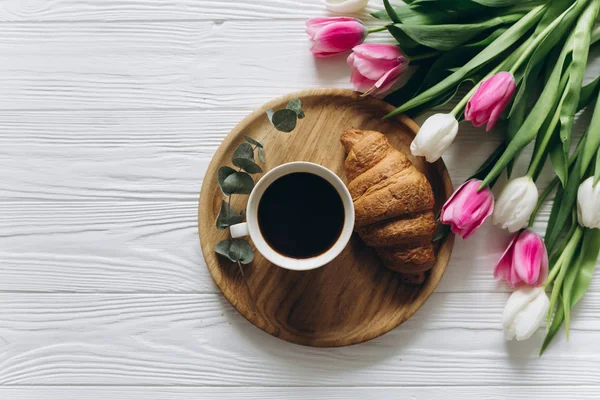 Tulipanes con café y croissant —  Fotos de Stock
