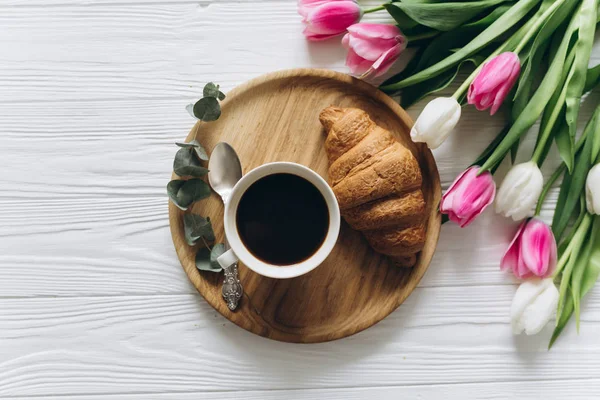 Tulipanes con taza de café y croissant —  Fotos de Stock