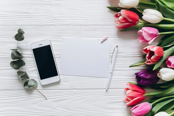 Flores com telefone e cartão — Fotografia de Stock