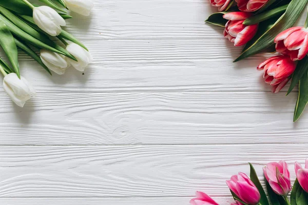 Λουλούδια της τουλίπες σε ξύλινο τραπέζι — Φωτογραφία Αρχείου