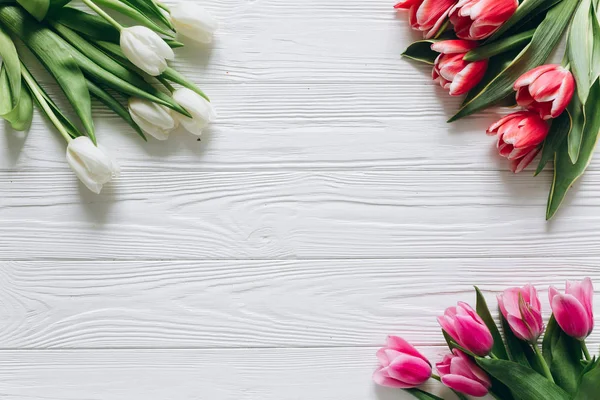 Tulpen blühen auf Holztisch — Stockfoto