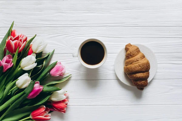 Flores con café y croissant —  Fotos de Stock