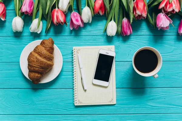 Тюльпаны с кофе и блокнот — стоковое фото