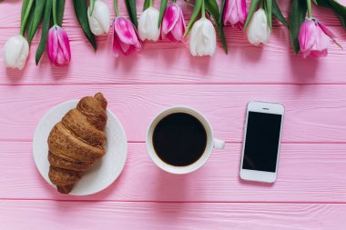 Lale kruvasan ve telefon ile