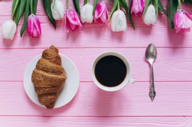 sıcak kahve ile Lale