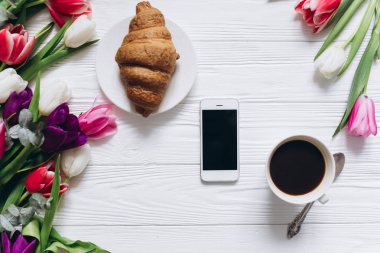 kahve ve telefon ile Lale