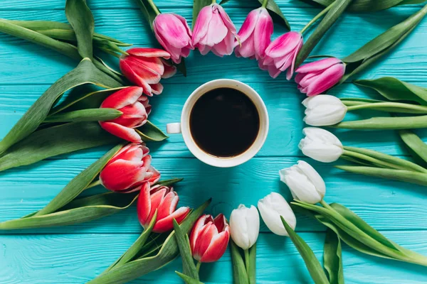 Tulipanes flores con taza de café —  Fotos de Stock