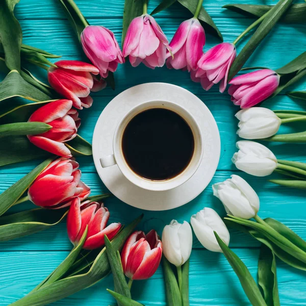 Tulipanes flores con taza de café —  Fotos de Stock