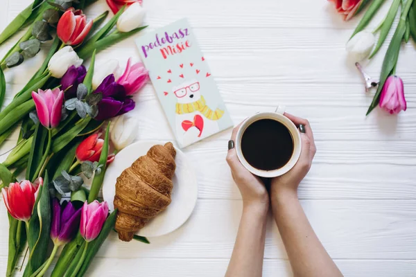 Manos de mujer sosteniendo café —  Fotos de Stock