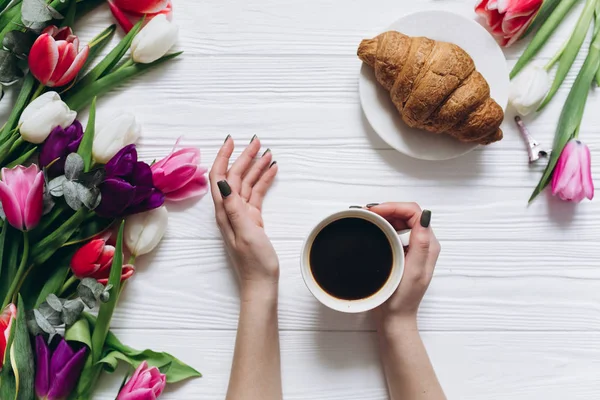 Mujer sosteniendo taza de café —  Fotos de Stock