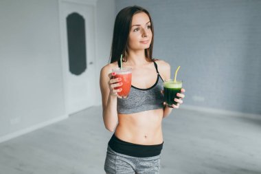 Fitness kız holding kokteyller