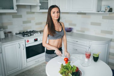 Fitness kız taze salata yapmak