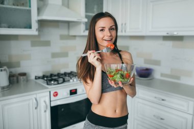 kız yemek taze salata