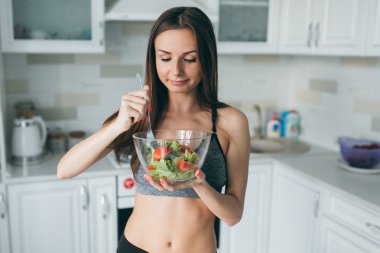 Fitness kız yemek taze salata