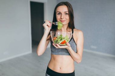 Fitness kız yemek taze salata