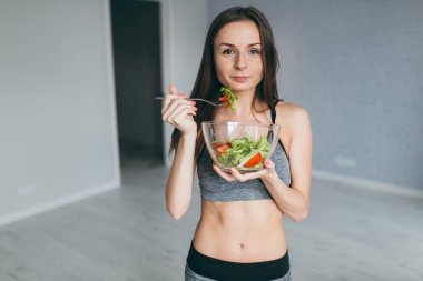 Fitness kız salata yemek