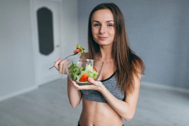 Fitness kız salata yemek