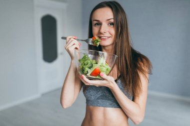 Fitness kız salata yemek