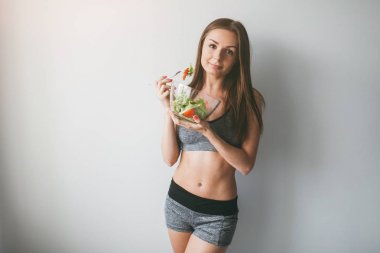 Fitness kız salata yemek