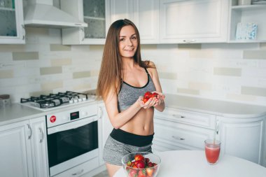 Fitness kız çilek ile 