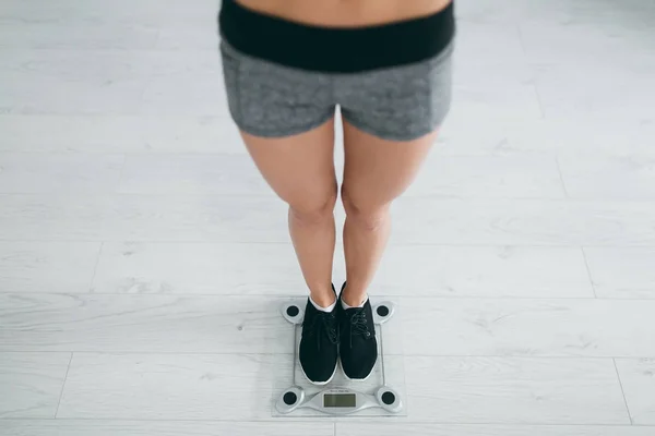 Chica de fitness en básculas de pesaje — Foto de Stock