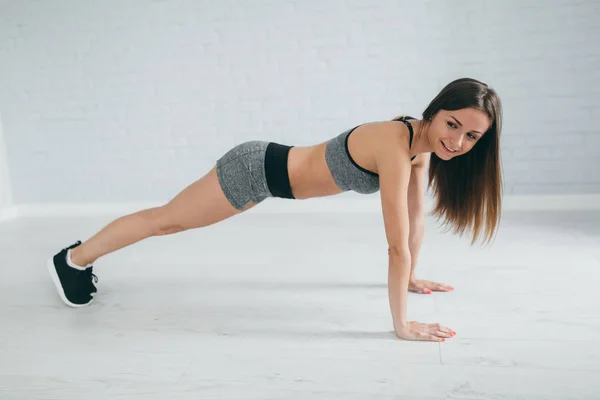 Fitness meisje uit te werken — Stockfoto