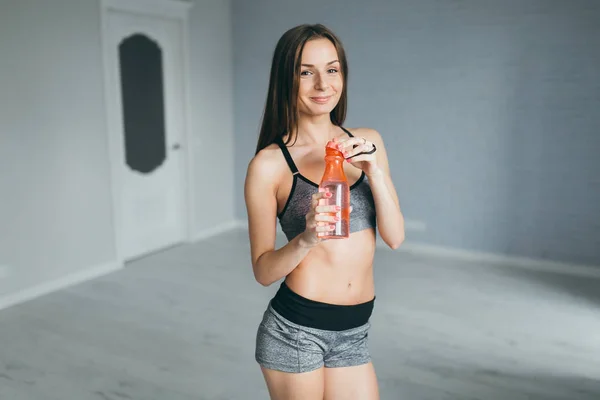 Fitness meisje bedrijf fles — Stockfoto