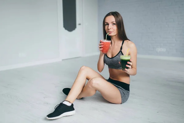 Fitness tjej dricka cocktails — Stockfoto
