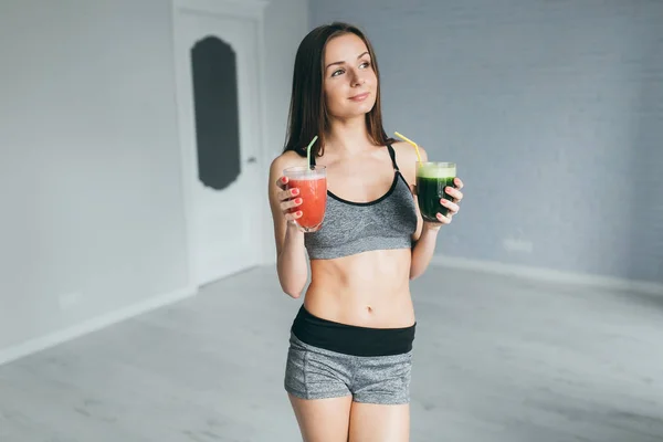 Fitness tjej innehav cocktails — Stockfoto