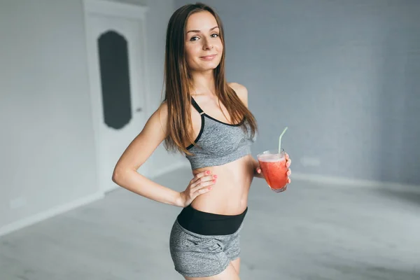 Fitness holka hospodářství červená koktejl — Stock fotografie