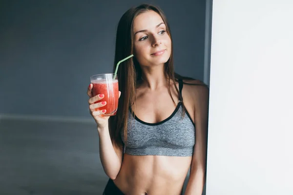 Fitness meisje bedrijf rood cocktail — Stockfoto