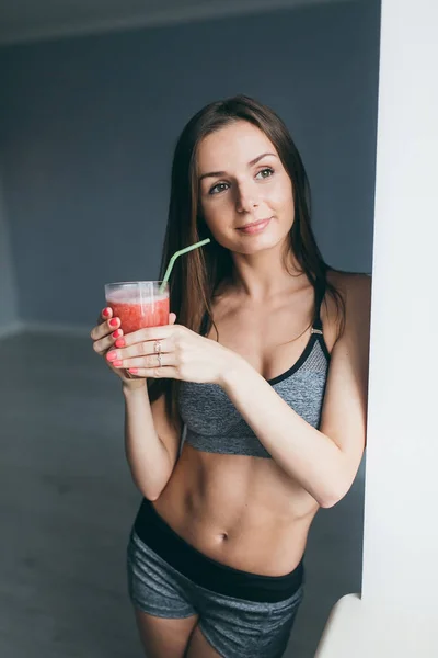 Chica de fitness sosteniendo cóctel rojo — Foto de Stock