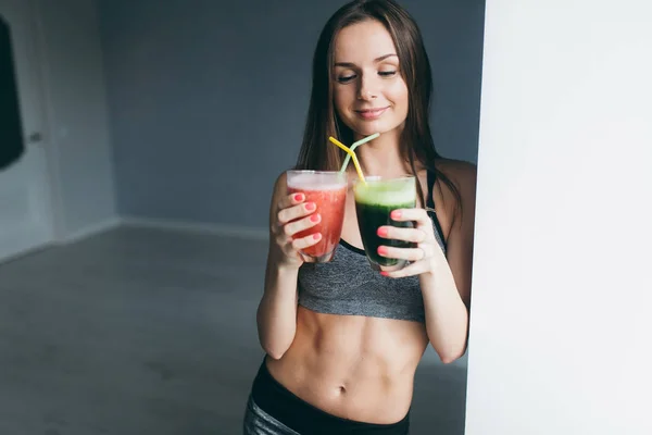 Chica de fitness celebración de cócteles — Foto de Stock