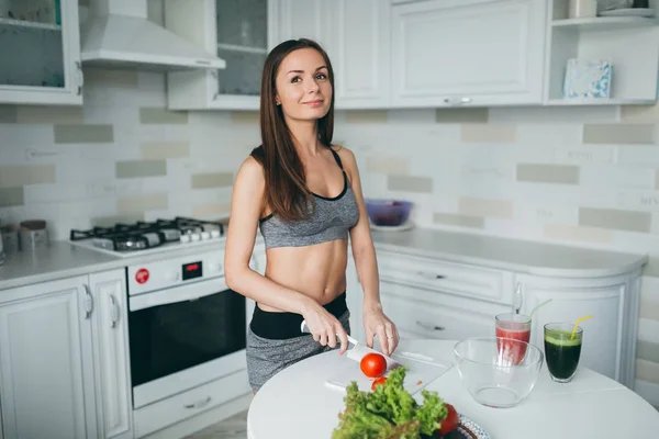 Fitness girl make fresh salad — Stock Photo, Image