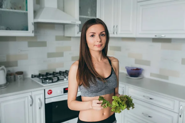 Fitness tjej göra fräsch sallad — Stockfoto