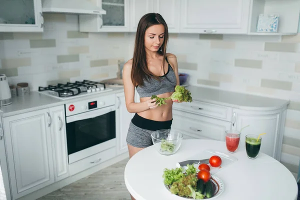 Fitness girl make fresh salad — Stock Photo, Image