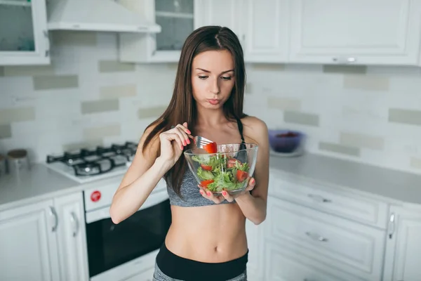 Chica fitness comer ensalada fresca — Foto de Stock