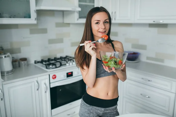 Fitness dívka jíst čerstvý salát — Stock fotografie