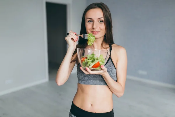 Fitness girl eat fresh salad — Stock Photo, Image