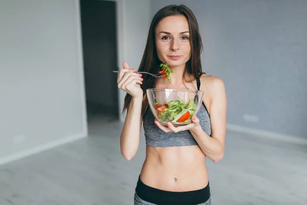 Fitness girl eat salad — Stock Photo, Image